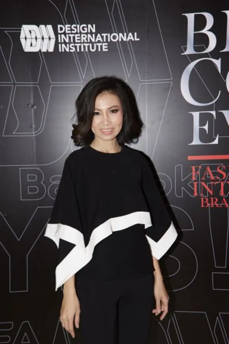 การดำเนินการธุรกิจเกี่ยวกับแฟชั่นและการออกแบบเป็นศิ...