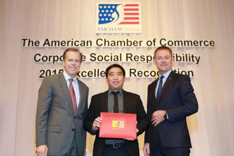 จากภาพ- วิสุทธิ์ พันธ์สุขุมธนา (กลาง) ผู้...