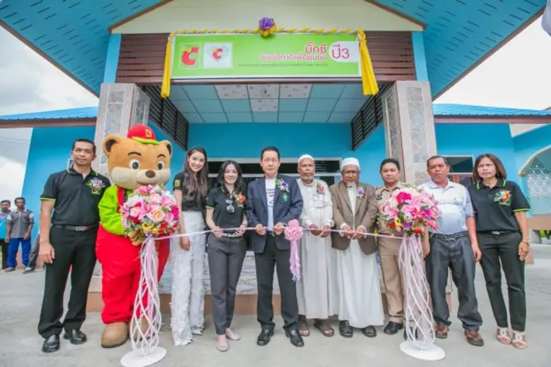 ภัทรพนธ์ รัตนพิเชษฐชัย (กลาง) ผู้ว่าราชกา...