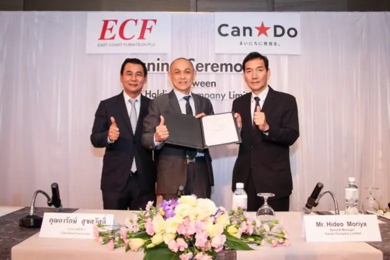 นายอารักษ์ สุขสวัสดิ์(กลาง) กรรมการผู้จัด...