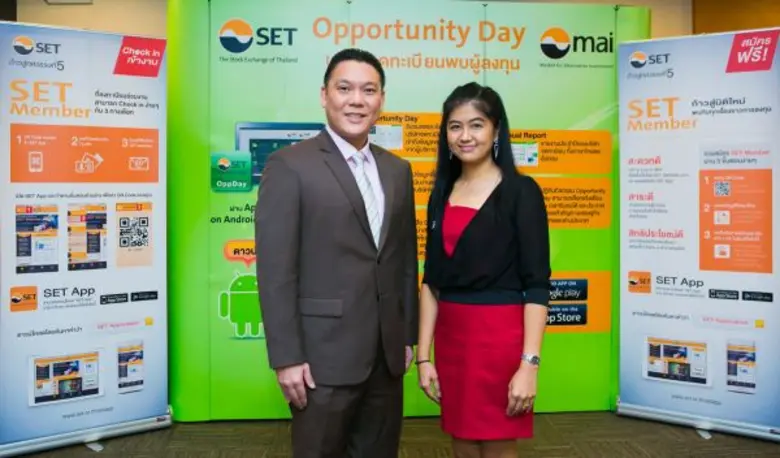 ดร.ชาญกฤช เดชวิทักษ์ (ซ้าย) รองประธานกรรม...