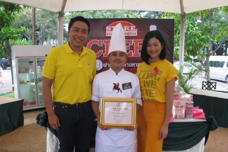 ดร. โชค บูลกุล กรรมการผู้จัดการกลุ่ม บริษ...