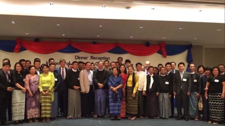 ท่านวันคำ วอระวง ผู้อำนวยการใหญ่ ตลาดหลัก...