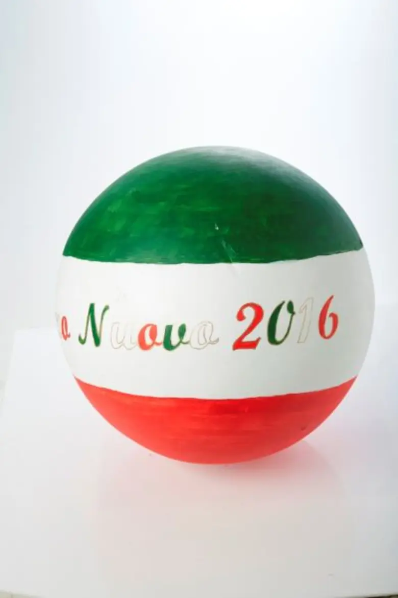 8 เอกอัครราชทูต ร่วมส่งความสุขต้อนรับคริสต์มาสและปีใหม่ ผ่านคริสต์มาสบอลเพ้นท์ติ้งสุดน่ารัก