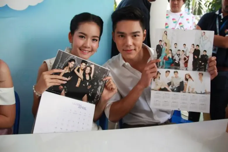 ช่อง 7 สี ชวนแฟนๆ รอกระทบไหล่ ดาราและผู้ประกาศข่าวคนโปรด ส่งความสุขผ่านปฏิทินปีใหม่ 2559