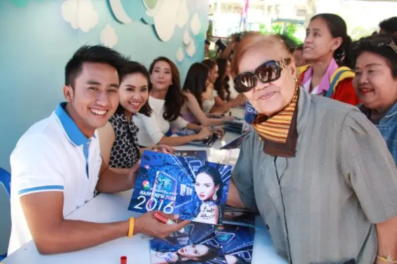 ช่อง 7 สี ชวนแฟนๆ รอกระทบไหล่ ดาราและผู้ประกาศข่าวคนโปรด ส่งความสุขผ่านปฏิทินปีใหม่ 2559