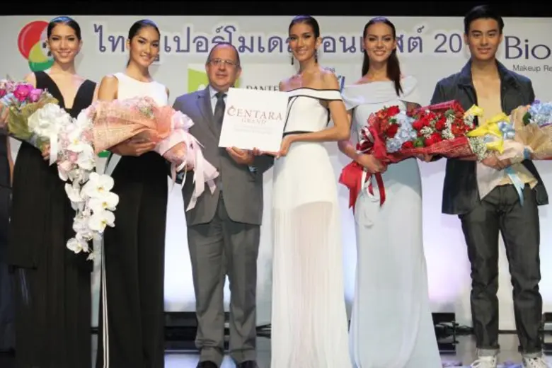 มร.วิม เอ็น. เอ็ม. ฟาเก็ล (คนที่ 3 จากซ้า...