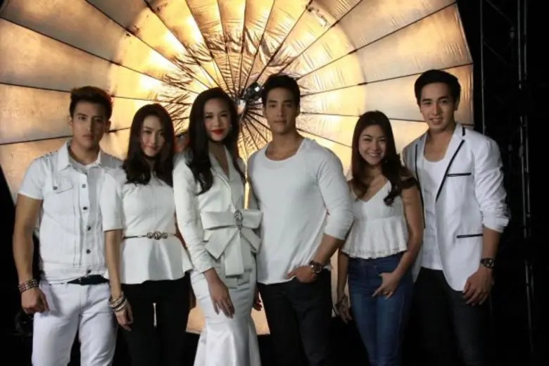 ค่ายเป่าจินจง จับหนุ่ม เด่นคุณ ขึ้นแท่นพระเอกครั้งแรก ประกบคู่สาว แยม มทิรา ในละครรักโรแมนติก-ดราม่า “ดอกไม้ใต้เมฆ” กับบทพิสูจน์รักบนความแตกต่าง