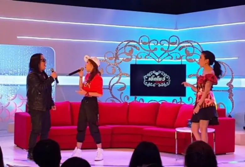 “พ่อโป่ง vs น้องแองจี้” โชว์เด็ด ดวลไมค์ ใน “เอิ๊กโชว์”