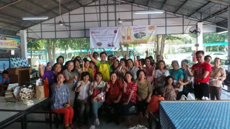 โครงการสัญจรสอนอาชีพชี้ช่องรวย โดยสถาบันส...