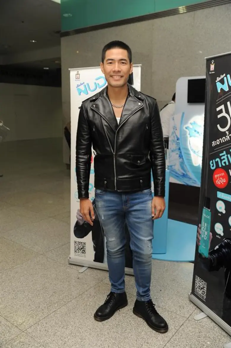 หนุ่มสาวออฟฟิตชาวกรุงดีด๊า!!เจอพิธีกรหนุ่ม วู้ดดี้ บุกเซอร์ไพรซ์ถึงออฟฟิต