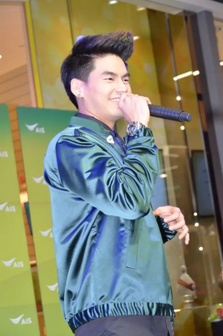 "ฮั่น” ร่วมเปิดมิติใหม่กับการบริการสุดไฮเทค ที่ “เอไอเอส ช็อป สาขาโรบินสัน ศรีสมาน”