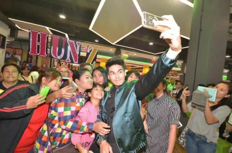 "ฮั่น” ร่วมเปิดมิติใหม่กับการบริการสุดไฮเทค ที่ “เอไอเอส ช็อป สาขาโรบินสัน ศรีสมาน”