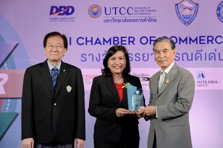 อิสระ ว่องกุศลกิจ (ขวา) ประธานกรรมการหอกา...