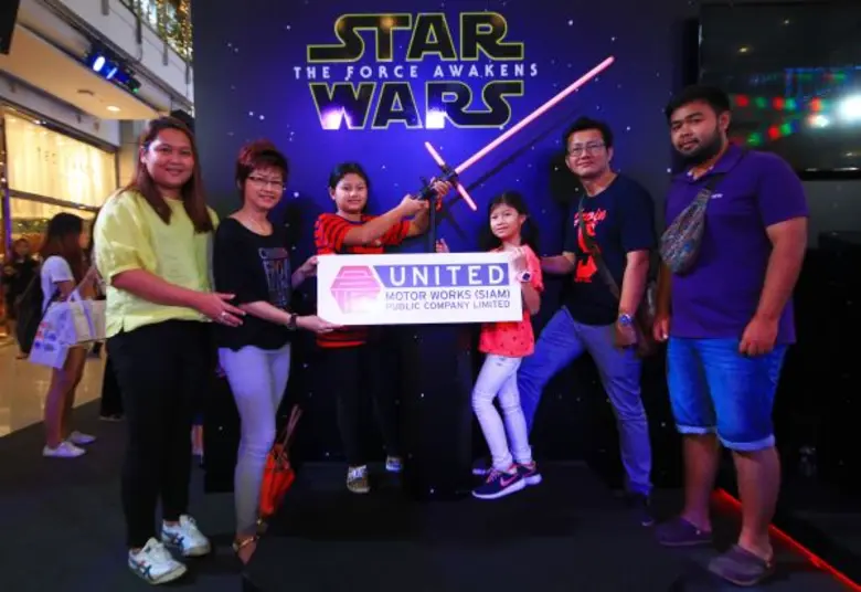 ภาพข่าว: ยูไนเต็ด มอเตอร์เวิกส์ มอบความสุขปีใหม่ ชวนตัวแทนจำหน่ายทั่วประเทศ ดูหนัง “สตาร์ วอร์ส อุบัติการณ์แห่งพลัง” รอบพิเศษ