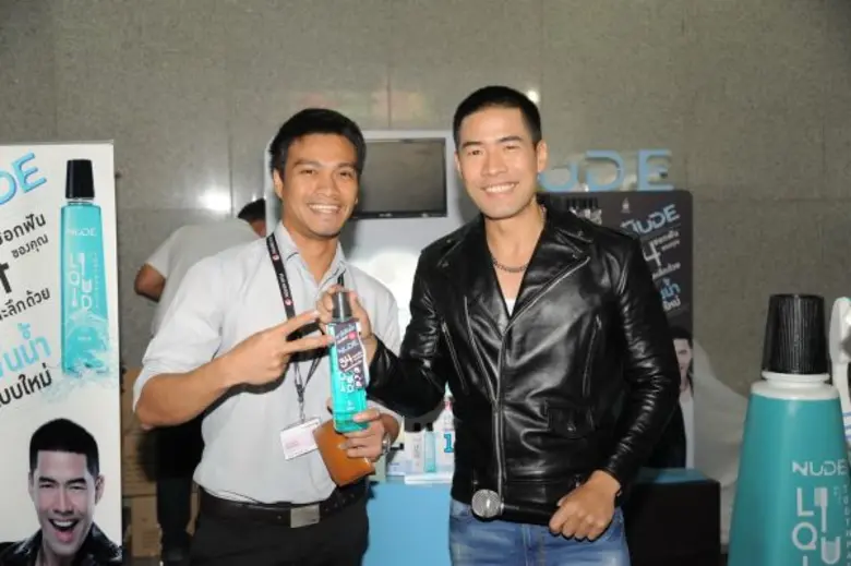 วู้ดดี้ บุกถึงตัวหนุ่มสาวออฟฟิศ!!! กรี๊ดสนั่น ซันทาวเวอร์ ครั้งแรกกับยาสีฟันสูตรน้ำ ยินตัน นู้ด