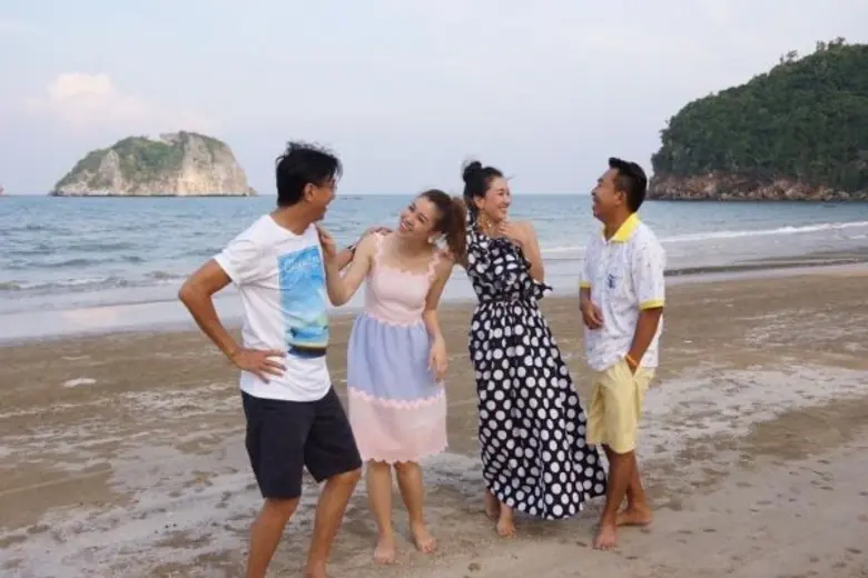 ทีวีไกด์: รายการ "ที่นี่หมอชิต" “ดู๋ สัญญา” รวมทีมพิธีกร “ลิง-นุ่น-เชียร์” เที่ยวพักผ่อนย้อนอดีตความฮา เมื่อที่นี่หมอชิตพาเที่ยวต่างประเทศ