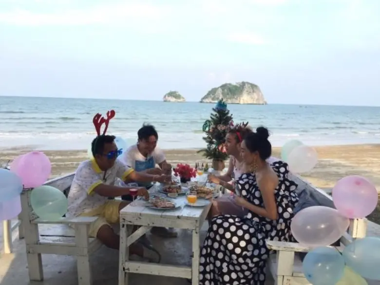 ทีวีไกด์: รายการ "ที่นี่หมอชิต" “ดู๋ สัญญา” รวมทีมพิธีกร “ลิง-นุ่น-เชียร์” เที่ยวพักผ่อนย้อนอดีตความฮา เมื่อที่นี่หมอชิตพาเที่ยวต่างประเทศ