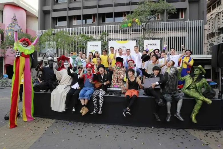 สุดระทึกเต้นกายกรรมบนเสาสูง ครั้งแรกของเมืองไทย!! Siam Street World Competition 2015