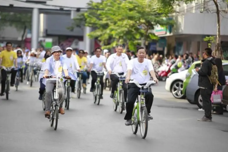 สุดระทึกเต้นกายกรรมบนเสาสูง ครั้งแรกของเมืองไทย!! Siam Street World Competition 2015