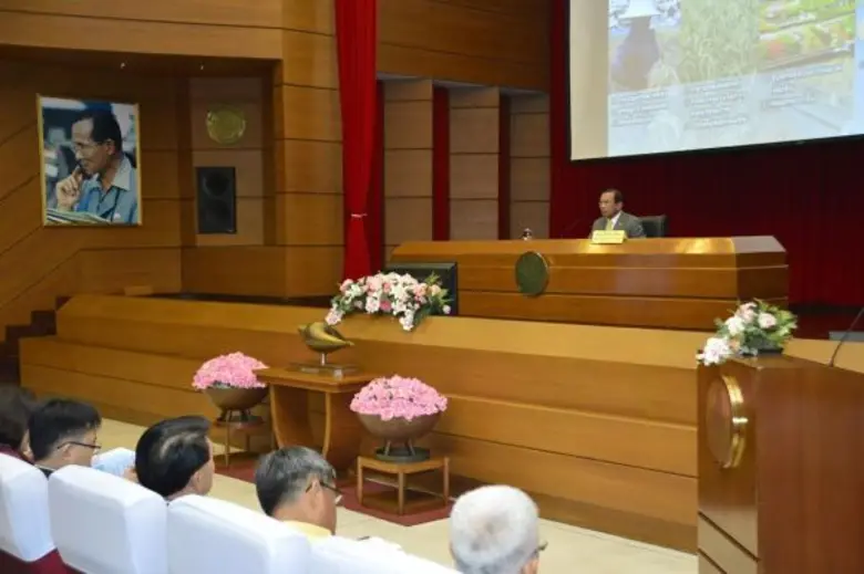 พลเอก ฉัตรชัย สาริกัลยะ รัฐมนตรีว่าการกระ...