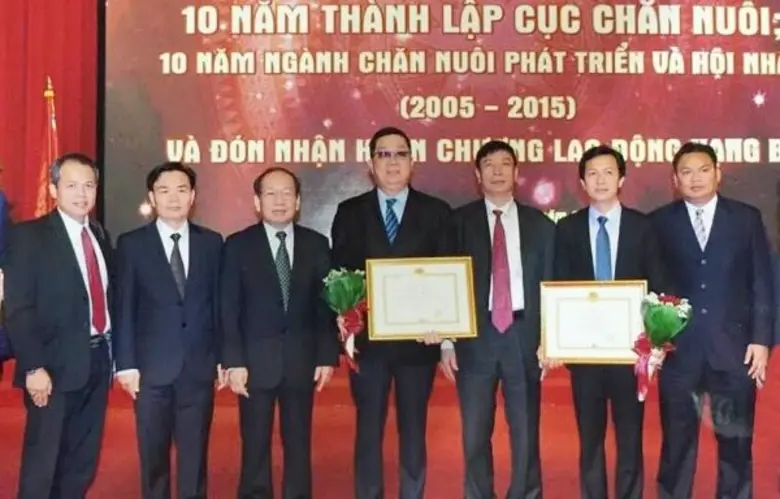 นายสุขสันต์ เจียมใจสว่างฤกษ์ (กลาง) รองปร...