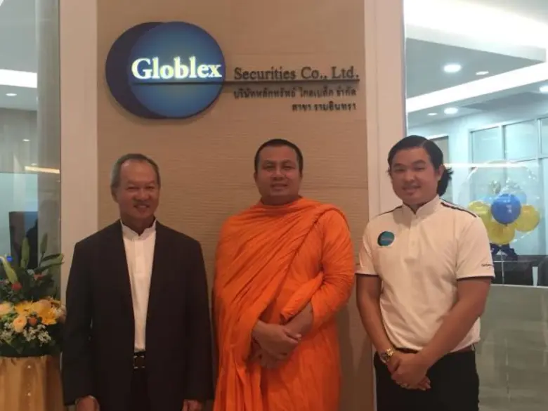 นายโสฬส สาครวิศว (ซ้าย) กรรมการผู้จัดการบ...