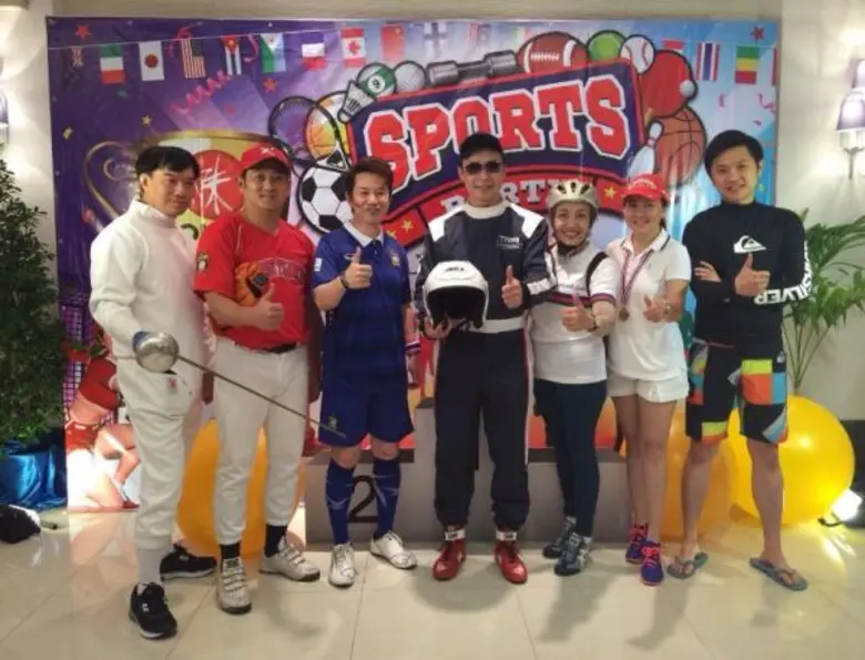 มารุต บูรณะเศรษฐกุล (คนกลาง) กรรมการผู้จั...