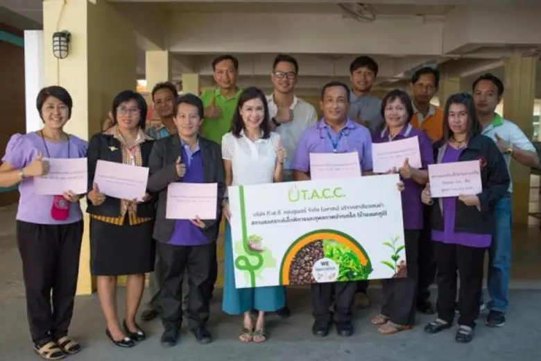 สุวีรยา อังศวานนท์ (กลาง) ผู้อำนวยการสายง...