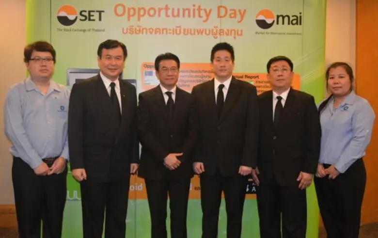 ดร.ดามพ์ สุคนธทรัพย์ (คนที่ 3 จากซ้าย) ปร...