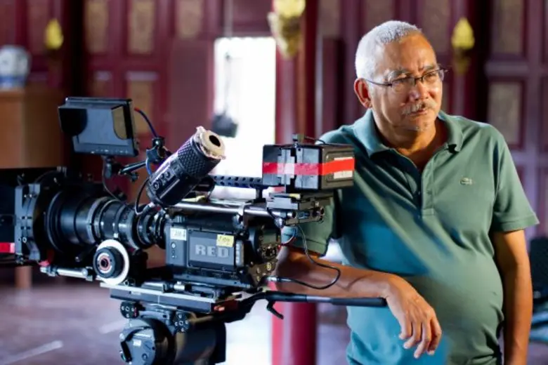 "มโนมอบพระผู้ เสวยสวรรค์ แขนมอบถวายทรงธรร...