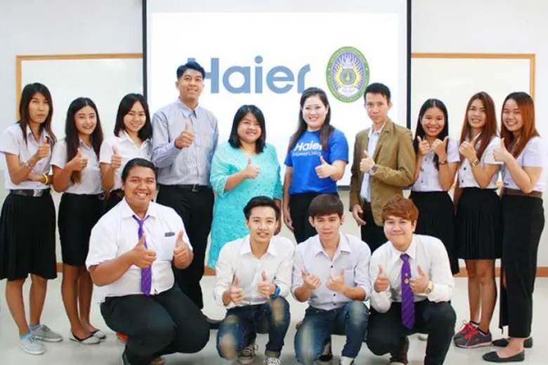 Miss Prapassorn Suphap (5th from right), ...