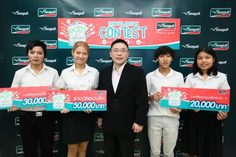 นายอรุณ เรืองจรุงพงศ์ (กลาง) ประธานเจ้าหน...