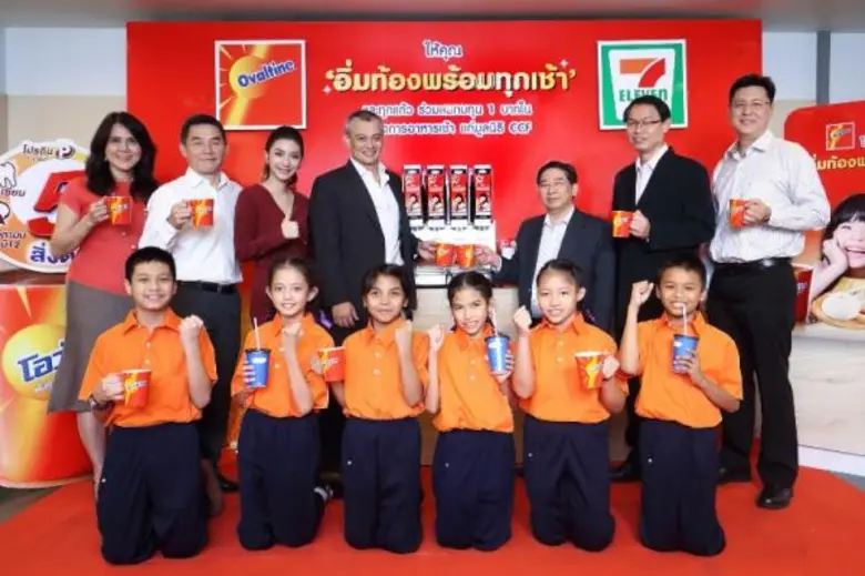 (ที่ 4 จากซ้าย) มร. ดั๊กลาส สจ๊วต เอลเลีย...