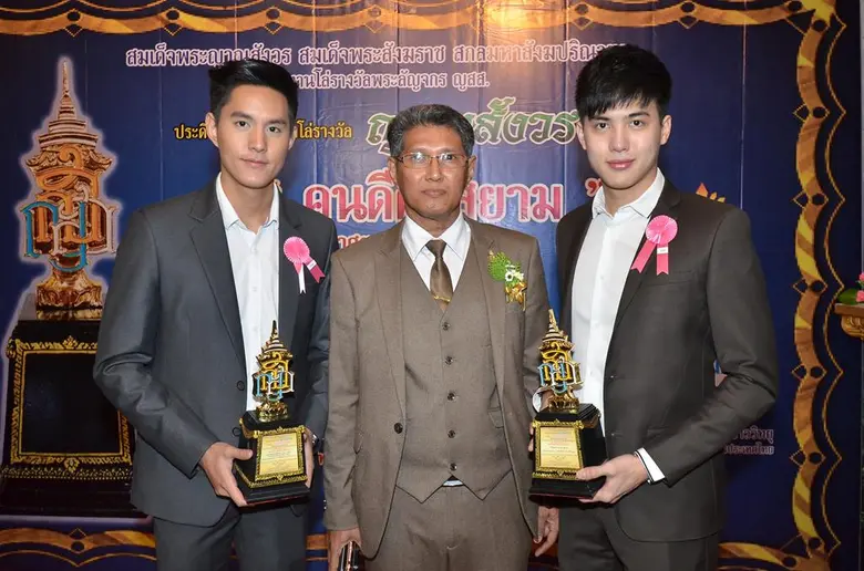 นายอำนาจ หมัดสดาย (คนกลาง) ประธานคณะกรรมก...