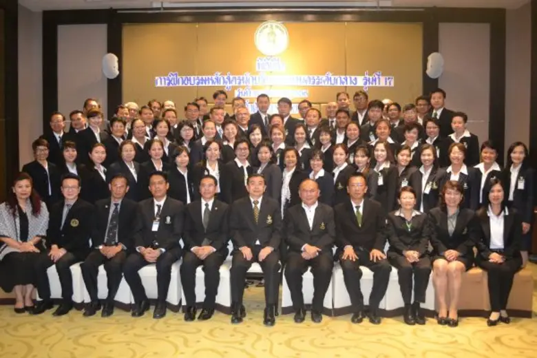 พีรพงศ์ สายเชื้อ ปลัดกรุงเทพมหานคร (ที่6-ซ้าย/แถวนั...