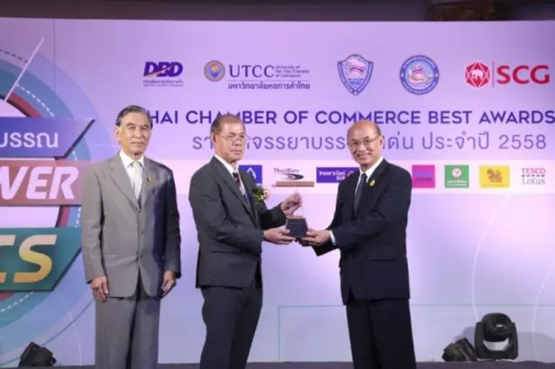 ศาสตราจารย์นายแพทย์ เกษม วัฒนชัย (ขวา) อง...