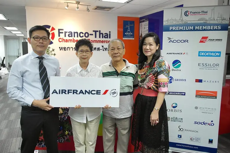 สุรวุฒิ โชติบุญเรือง (ซ้ายสุด) ผู้จัดการฝ...