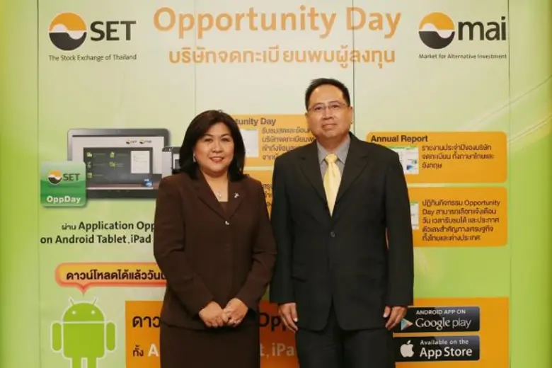 นางสาวศิริวรรณ สุกัญจนศิริ (ซ้าย) กรรมการ...