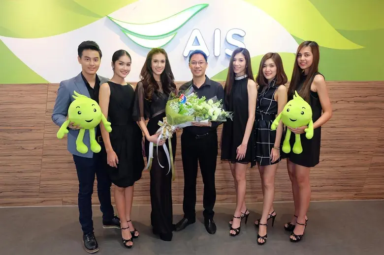 ทิฐินันท์ โชตินันทน์ (คนกลาง) ผู้อำนวยการ...