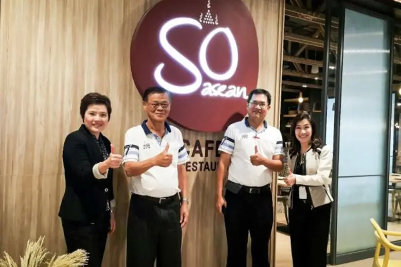 นายประสงค์ ธาราไชย ประธานกรรมการบริษัท (ท...