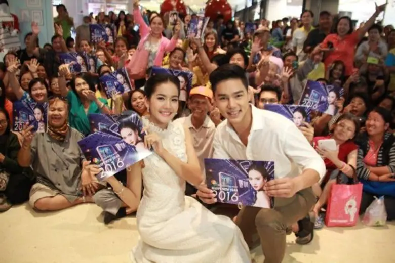 ช่อง 7 สี ต้อนรับปี 2559 ส่งทีมนักแสดงนำโดย “เวียร์-พอรช์-จั๊กจั่น” แจกปฎิทิน ส่งความสุขให้แฟนละคร