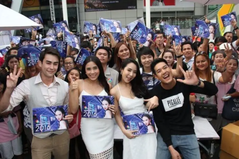 ช่อง 7 สี ต้อนรับปี 2559 ส่งทีมนักแสดงนำโดย “เวียร์-พอรช์-จั๊กจั่น” แจกปฎิทิน ส่งความสุขให้แฟนละคร