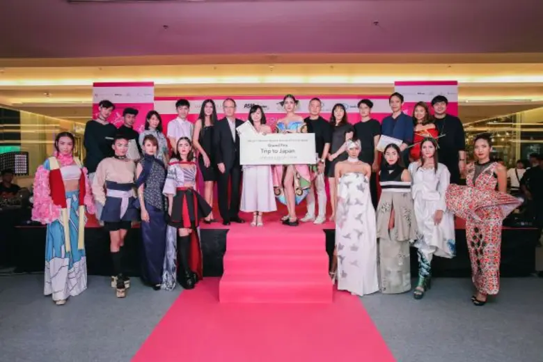 ภาพข่าว: นักออกแบบแฟชั่นสาวจีนในไทยคว้ารางวัล “SAKURA COLLECTION 2015 ASIA STUDENTS AWARD”