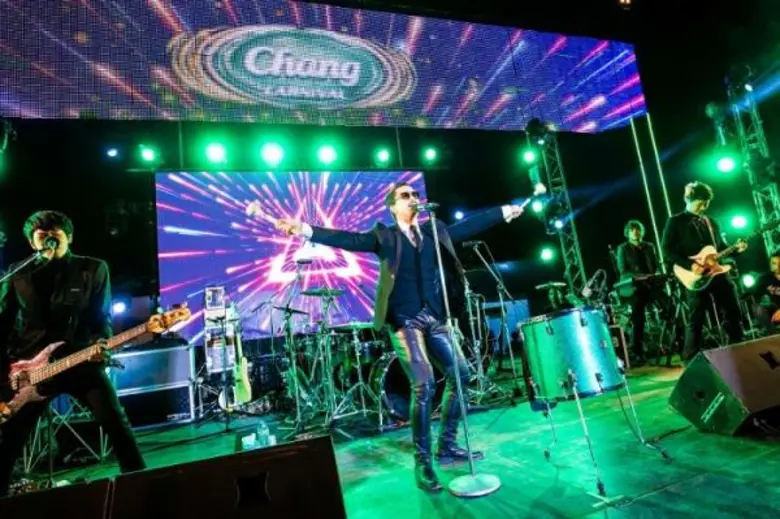 อุบลราชธานี เรืองแสงกันไปแล้วทั่วเมืองกับ “ช้าง คาร์นิวัล นีออน เดอะไนท์” ปาร์ตี้เรืองแสงแนวใหม่ สนุกสุดมันส์กับเกมส์เขาวงกต Laser Maze ฟินไปสุดๆกับสล็อตแมชชีน - บิ๊กแอส