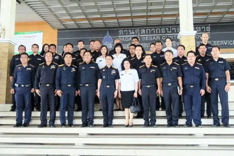 นายกุลิศ สมบัติศิริ อธิบดีกรมศุลกากร เดิน...