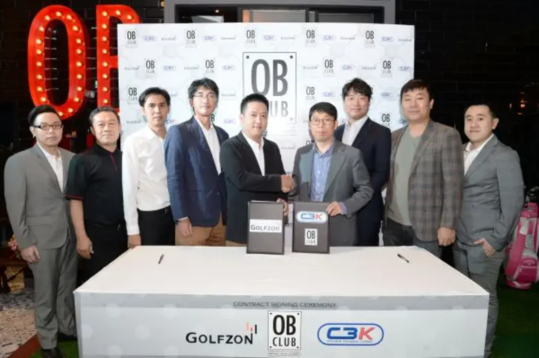 ศีกร ชีรณวาณิช (ที่ 5 จากซ้าย) ซีอีโอ บริ...