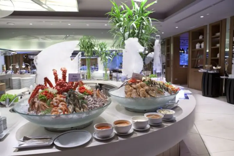 อิ่มไม่อั้น! บุฟเฟ่ต์ซีฟู้ดและอาหารนานาชา...