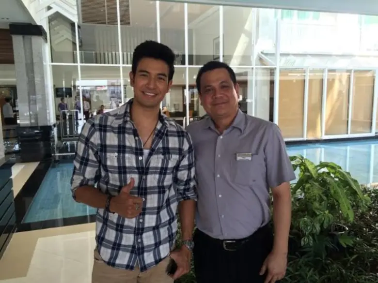 คุณมกริน พรหมโยธี (ขวา) ผู้จัดการทั่วไปโร...