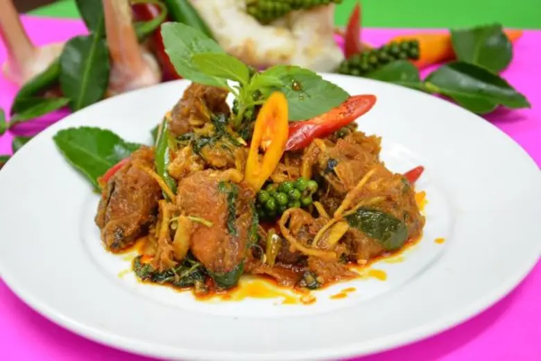 โปรโมชั่นอาหารประจำเดือนมกราคม 2559 จากห้องอาหารเรือนต้น เมนู "ก๋วยเตี๋ยวเป็ดตุ๋น และปลาดุกทอดกรอบผัดเผ็ด"